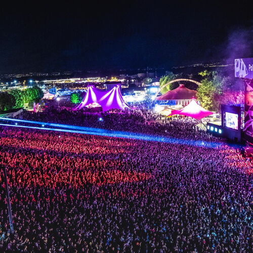 Photographie du Paléo Festival montrant une scène en plein concert avec un public dense et des conditions de production professionnelles, illustrant l’organisation structurée de l’accueil presse et des zones dédiées aux photographes accrédités.