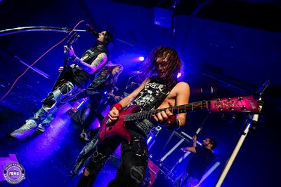 Jerem et Swan, guitaristes et chanteur de BlackRain, sur scène au NED de Montreux