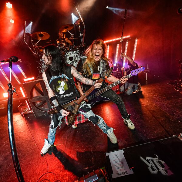 Swan et Matt, chanteur guitariste et bassiste de BlackRain, en concert au NED de Montreux