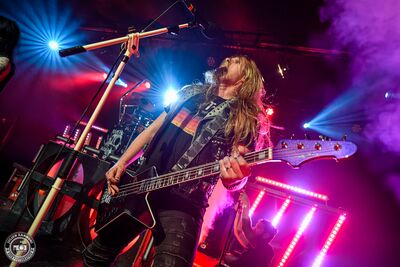Matt, bassiste de BlackRain, pendant le concert au NED à Montreux