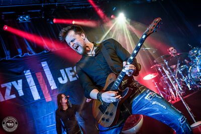 Crazy Jesse en concert à L'Atelier à Cluses : performance rock énergique avec basse, batterie et chant puissant.