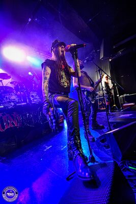 Le chanteur d’Anonymous Bastards sur scène lors du concert au NED de Montreux