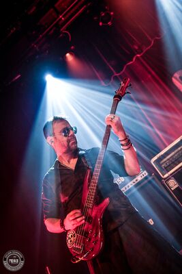 Crazy Jesse en concert à L'Atelier à Cluses : performance rock énergique avec basse, batterie et chant puissant.