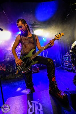 Le bassiste d’Anonymous Bastards sur scène lors du concert au NED de Montreux