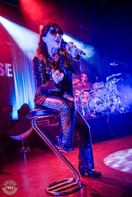 Crazy Jesse en concert à L'Atelier à Cluses : performance rock énergique avec basse, batterie et chant puissant.