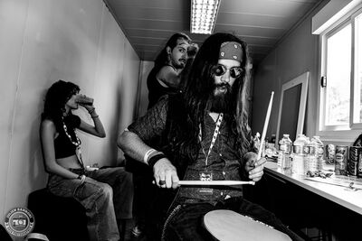 Photo backstage du groupe CHEY'N'SHINERS au festival Guitare en Scène