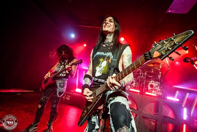 Jerem et Swan, guitaristes et chanteur de BlackRain, sur scène au NED de Montreux