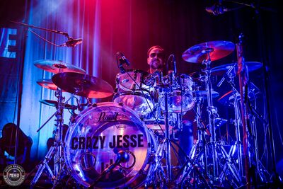 Crazy Jesse en concert à L'Atelier à Cluses : performance rock énergique avec basse, batterie et chant puissant.