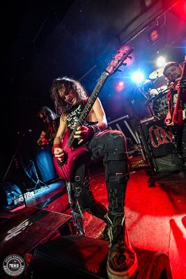 Jerem, guitariste de BlackRain, sur scène au NED de Montreux