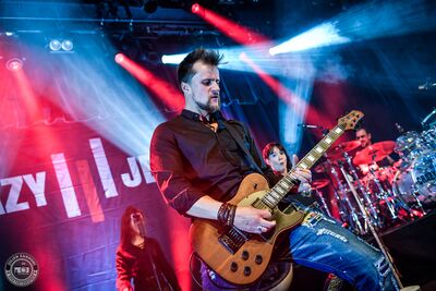 Crazy Jesse en concert à L'Atelier à Cluses : performance rock énergique avec basse, batterie et chant puissant.