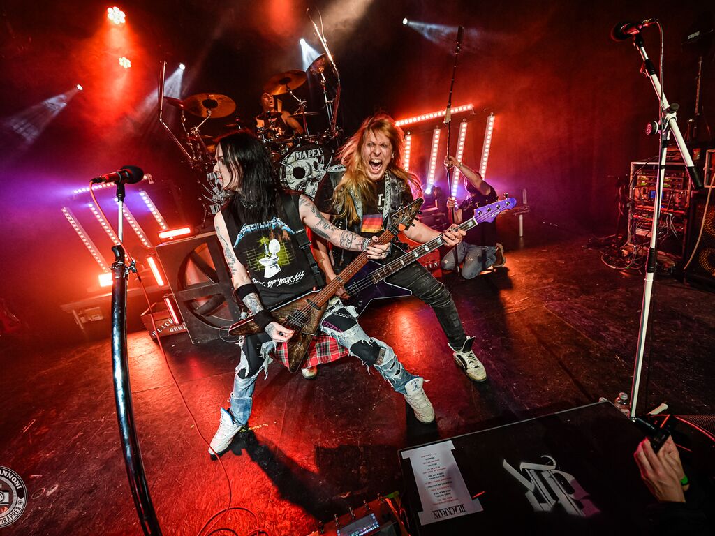 Swan et Matt, chanteur guitariste et bassiste de BlackRain, en concert au NED de Montreux