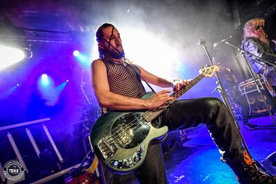 Le bassiste d’Anonymous Bastards sur scène lors du concert au NED de Montreux