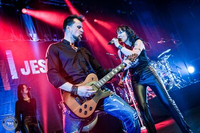 Crazy Jesse en concert à L'Atelier à Cluses : performance rock énergique avec basse, batterie et chant puissant.