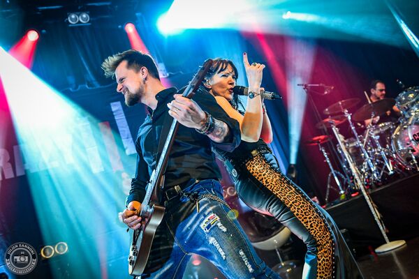 Crazy Jesse en concert à L'Atelier à Cluses : performance rock énergique avec basse, batterie et chant puissant.