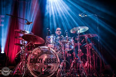 Crazy Jesse en concert à L'Atelier à Cluses : performance rock énergique avec basse, batterie et chant puissant.