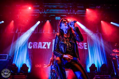 Crazy Jesse en concert à L'Atelier à Cluses : performance rock énergique avec basse, batterie et chant puissant.