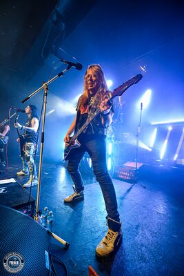Matt, bassiste de BlackRain, pendant le concert au NED à Montreux