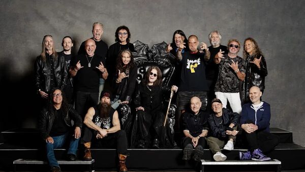 Ozzy Osbourne entouré des invités du concert Back to the Beginning à Birmingham en 2025, hommage à Black Sabbath avec les plus grands noms du metal