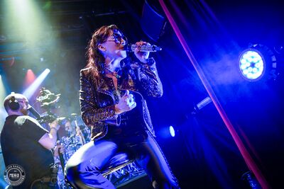 Crazy Jesse en concert à L'Atelier à Cluses : performance rock énergique avec basse, batterie et chant puissant.