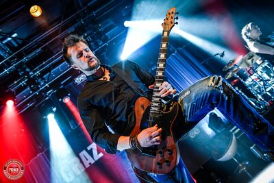 Crazy Jesse en concert à L'Atelier à Cluses : performance rock énergique avec basse, batterie et chant puissant.