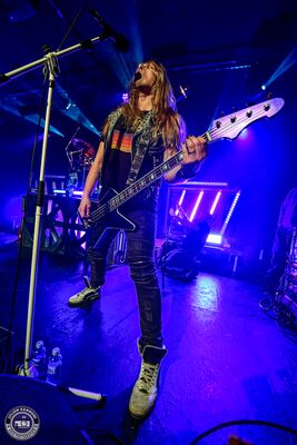 Matt, bassiste de BlackRain, pendant le concert au NED à Montreux
