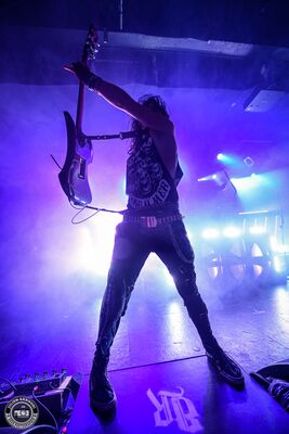 Jerem, guitariste de BlackRain, sur scène au NED de Montreux