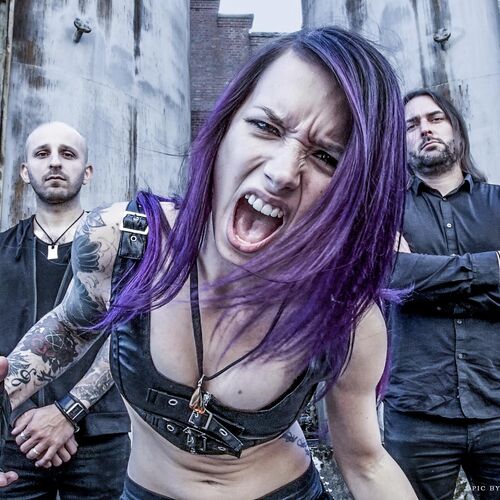 Chanteuse metal du groupe Aember