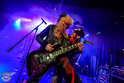 Le guitariste et le chanteur d’Anonymous Bastards sur scène lors du concert au NED de Montreux