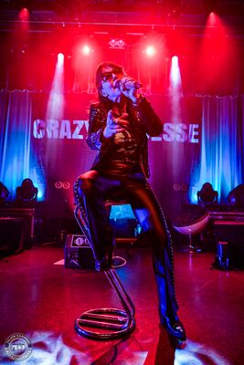 Crazy Jesse en concert à L'Atelier à Cluses : performance rock énergique avec basse, batterie et chant puissant.