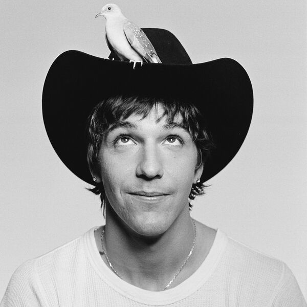Role model photo avec chapeau et oiseau sur la tête