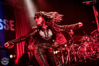 Crazy Jesse en concert à L'Atelier à Cluses : performance rock énergique avec basse, batterie et chant puissant.