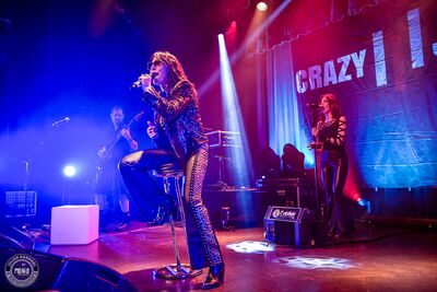 Crazy Jesse en concert à L'Atelier à Cluses : performance rock énergique avec basse, batterie et chant puissant.