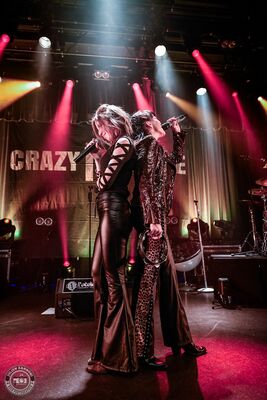 Crazy Jesse en concert à L'Atelier à Cluses : performance rock énergique avec basse, batterie et chant puissant.