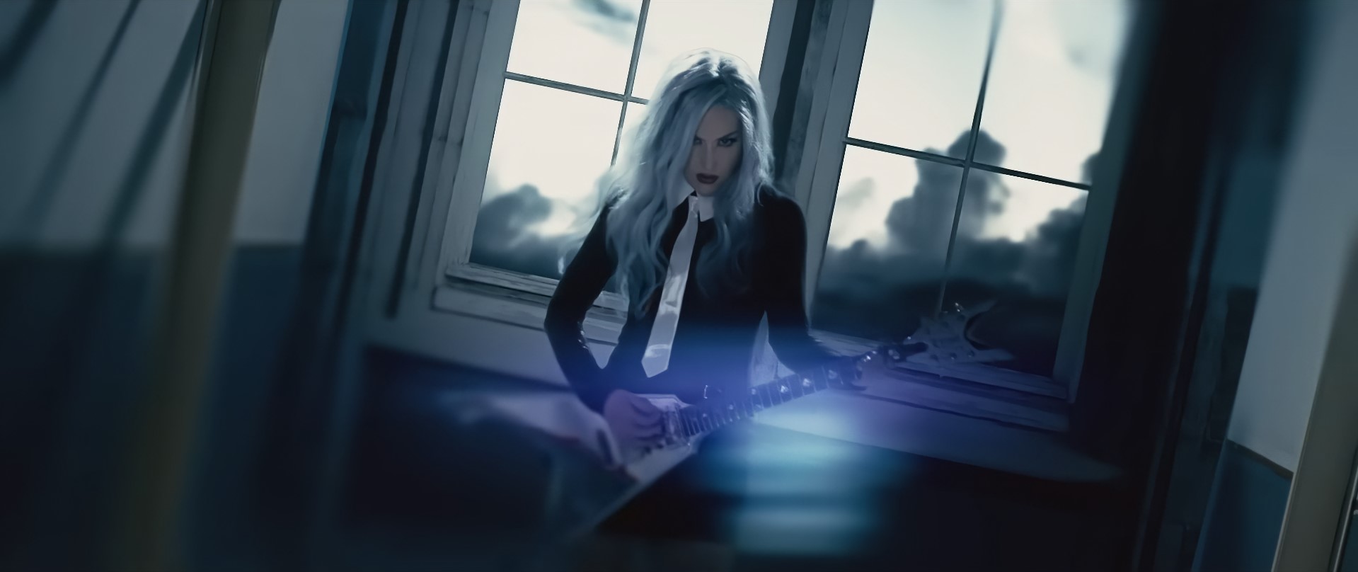 Alissa White-Gluz jouant de la guitare dans son nouveau clip solo « The Room Where She Died »