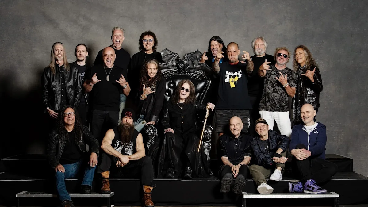 Ozzy Osbourne entouré des invités du concert Back to the Beginning à Birmingham en 2025, hommage à Black Sabbath avec les plus grands noms du metal