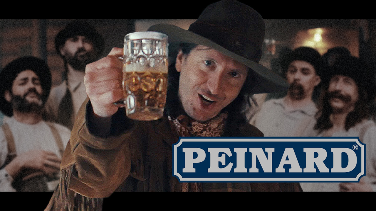 Plan du clip « Ricard Peinard » d’Ultra Vomit : un homme façon western lève une chope de bière, avec l’inscription « PEINARD » à l’écran.