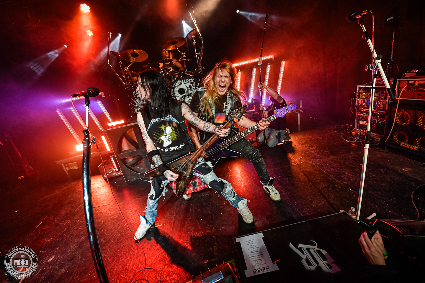 Swan et Matt, chanteur guitariste et bassiste de BlackRain, en concert au NED de Montreux