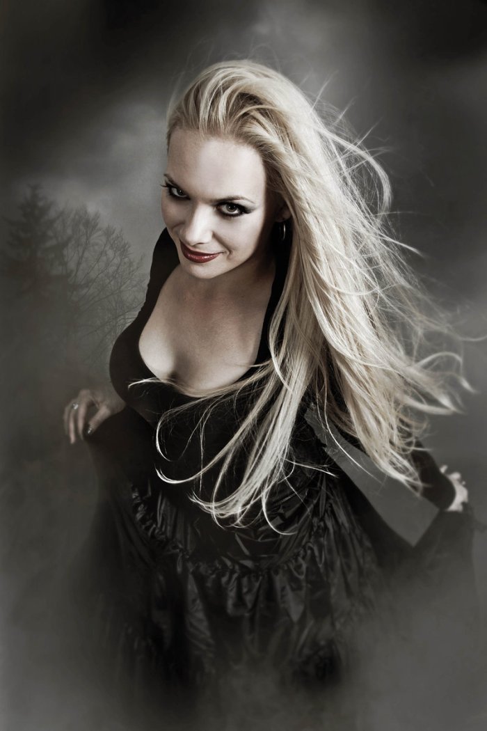 Amanda Somerville dans Trillium en 2011 pour l'album Alloy