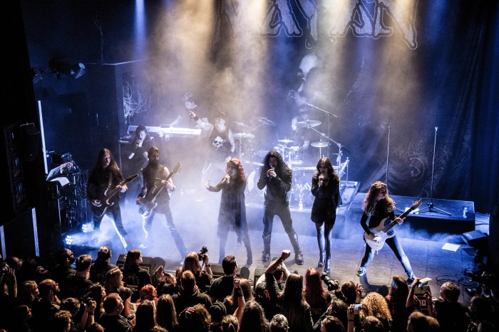 Mayan en concert à Eindhoven en 2019