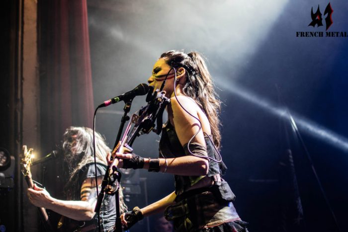 Caitlin de ville en concert avec turisas à paris en 2019