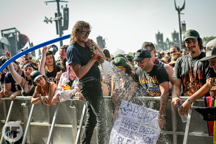 Photo de la foule pendant la canicule du Hellfest 2022